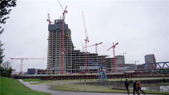 Blick auf die Baustelle des Elbtowers an den Elbbrücken im Hafen.