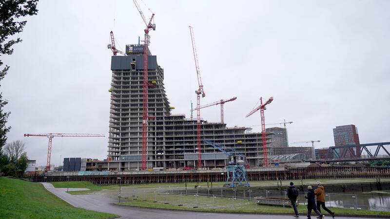 Desaster um Elbtower-Bau: Milliardär Kühne will unter diesen Bedingungen einsteigen Blick auf die Baustelle des Elbtowers an den Elbbrücken im Hafen.