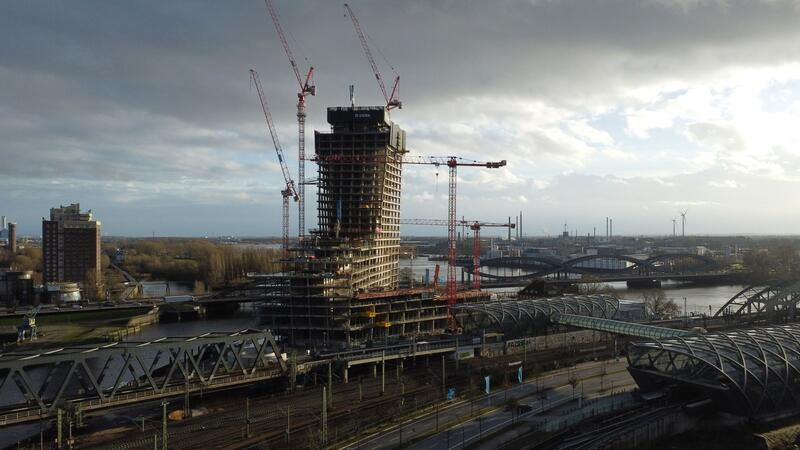 Blick auf die Baustelle des Elbtowers an den Elbbrücken in der Hafencity in Hamburg.