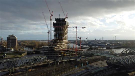 Blick auf die Baustelle des Elbtowers an den Elbbrücken in der Hafencity in Hamburg.