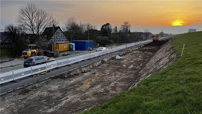 Blick auf die Baustelle in Hinterbrack in der Abendsonne.