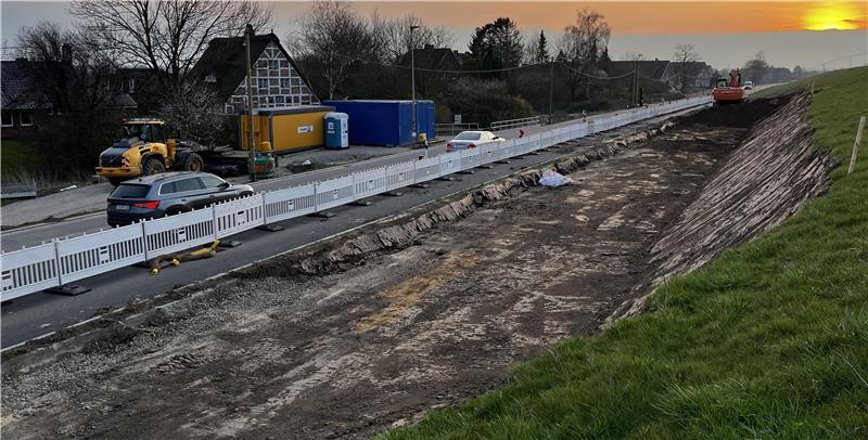 Kaputte Kreisstraßen: Diese Bauarbeiten sind noch 2025 geplant Blick auf die Baustelle in Hinterbrack in der Abendsonne. In die K39 hat der Kreis in den vergangenen Jahren zehn Millionen Euro investiert.