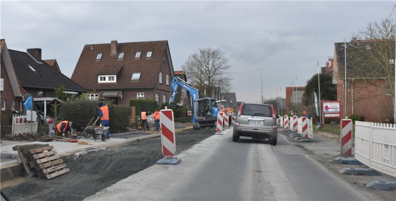 Blick auf die Baustelle in Osterjork : In der nächsten Woche wird der zweite Bauabschnitt an der L 140 zum Teil asphaltiert (Heckenweg bis Osterjork 88/Münchhof-Biofleisch). Foto Vasel