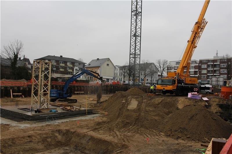 Blick auf die Baustelle in der Bahnhofstraße . Jetzt stehen die Kran-Fundamente, die später einmal Teil des Tiefgaragenbodens werden. Foto: Frank