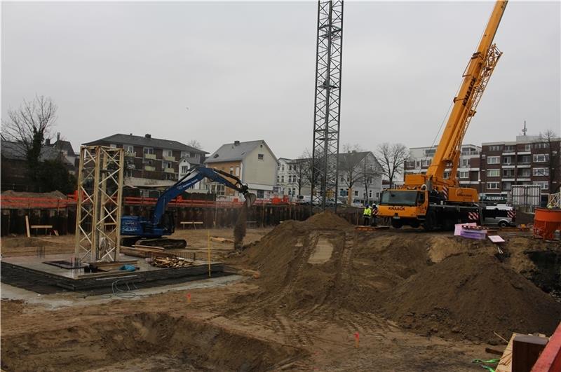 Neubau der Sparkasse Harburg-Buxtehude: Hier entstehen jetzt 43 neue Wohnungen Blick auf die Baustelle in der Bahnhofstraße . Jetzt stehen die Kran-Fundamente, die später einmal Teil des Tiefgaragenbodens werden. Foto: Frank