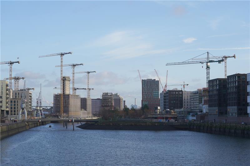 Blick auf die Baustelle in der Hafencity zwischen Baakenhafen und Elbbrücken. Die Hamburger FDP fordert die Bildung einer „Bau-Hanse“ der norddeutschen Bundesländer. Foto: Marcus Brandt/dpa