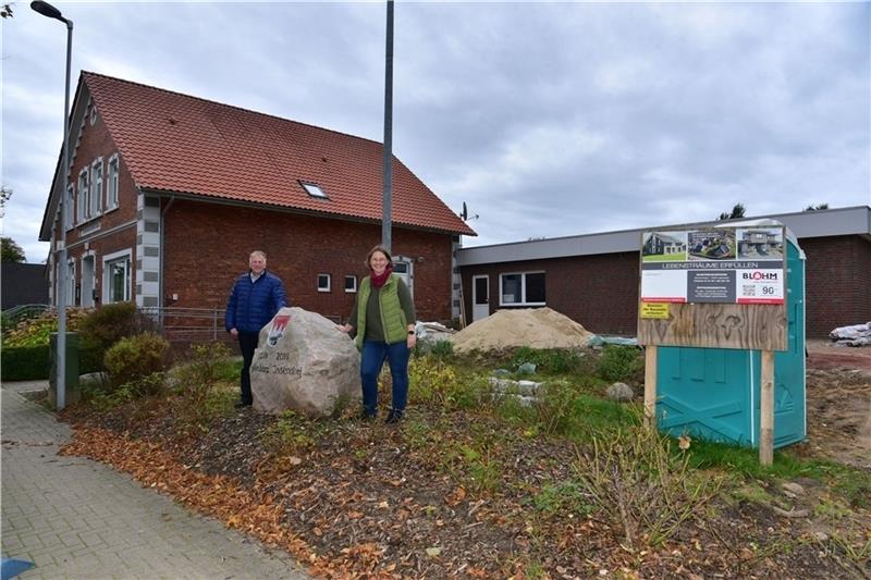 Blick auf die Baustelle (von links): Stellvertretender Bürgermeister Jürgen Deden und Ratsfrau Melanie Mohnen (beide CDU) freuen sich über das Engagement der Issendorfer. Der Anbau entsteht zu weiten Teilen in Eigenleistung. Fotos: B