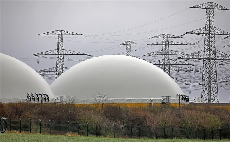 Blick auf die Biogasanlage von Envitec, die bis Jahresende für die Produktion von Bio-LNG umgerüstet wird, im Hintergrund ein Umspannwerk. Symbolfoto: Bernd Wüstneck/dpa-Zentralbild/dp