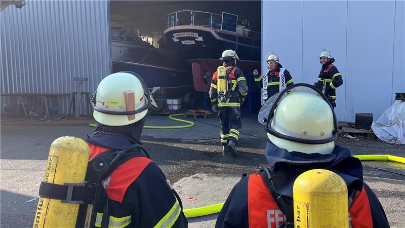 Großalarm: Segelboot brennt in einer Halle im Gewerbepark Grünendeich Blick auf die Bootslagerhalle in Grünendeich.