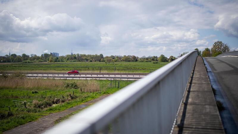Neue A27-Baustelle verzögert sich Blick auf die Brücke der Straße Thebushelmde über die Autobahn A27.