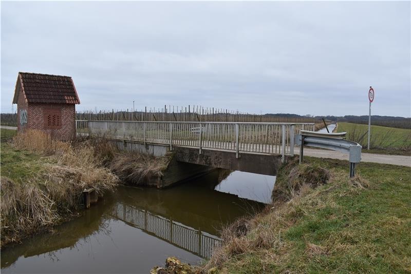 Blick auf die Brücke über die Wettern in Guderhandviertel. Für den Abriss und Neubau muss der Wetternweg 2021/2022 gesperrt werden. Foto: Vasel