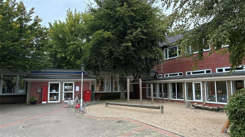 Das ist der Plan für die Grundschulen Steinkirchen und Guderhandviertel Blick auf die Bücherei in Steinkirchen, hier könnte die Mensa der Grundschule einziehen.