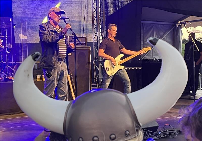 Torfrock und Strandfete: Twielenfleth wird zur Partyhochburg Blick auf die Bühne beim Konzert 2022: Die Helme mit den langen gebogenen Hörnern sind Kult bei Torfrock. Wikinger trugen diese allerdings nie.