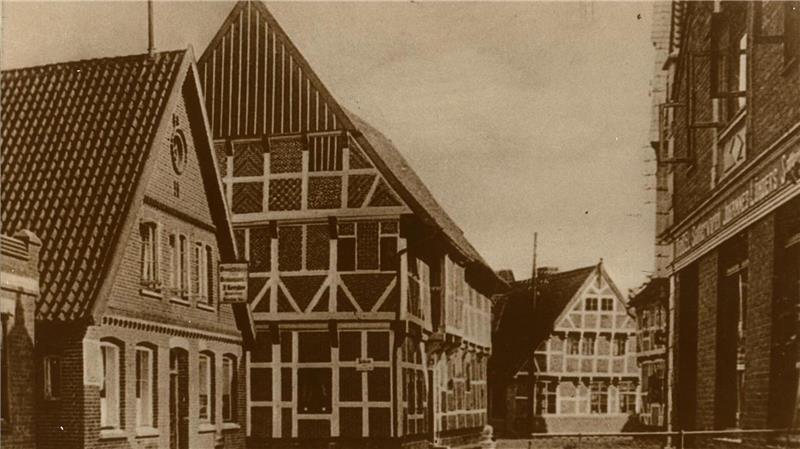 Blick auf die Bürgerei in der Ortsmitte von Jork vor 1929 : Das Portau‘sche Haus, heute Bücherei, wurde in diesem Jahr zur Förderung des Straßenverkehrs in Richtung Norden verschoben.