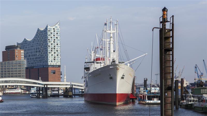 Deutschlands jüngste Destillateurmeisterin kommt aus Horneburg Blick auf die Cap San Diego im Hamburger Hafen und die Elbphilharmonie.
