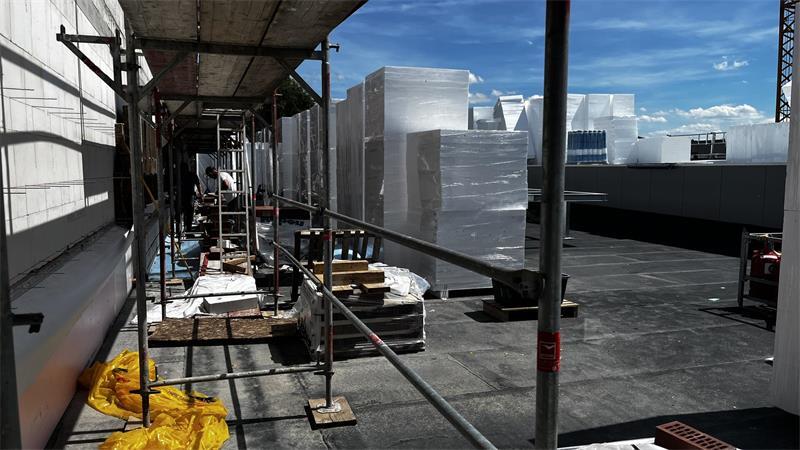 Richtfest-Gespräche: Wer darf wohl in die neue Rettungswache einziehen? Blick auf die Dachterrasse, die künftig von den neuen Schulungsräumen aus betreten werden kann.