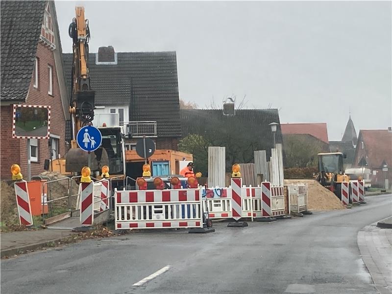 Blick auf die Dauerbaustelle an der K 36 (Umdeich) in Neuenkirchen. Der schwierige Untergrund beeinträchtigt die Kanalarbeiten. Foto: Vasel