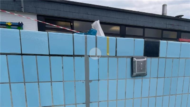 Blick auf die Dehnungsfuge des Freibads in Twielenfleth.