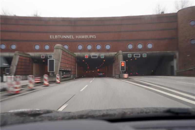 Blick auf die Einfahrt in den Hamburger Elbtunnel in Fahrtrichtung Süden. Foto: dpa/Archiv
