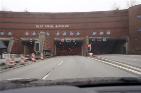 Blick auf die Einfahrt in den Hamburger Elbtunnel in Fahrtrichtung Süden. Foto: dpa/Archiv