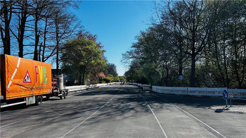 Blick auf die Einmündung der Heinbockeler Straße (rechts). Im Bereich der Einmündung wird der bisher vorgezeichnete Streifen für Radfahrer noch rot angestrichen. Auch eine Spur für Linksabbieger Richtung Heinbockel folgt noch.