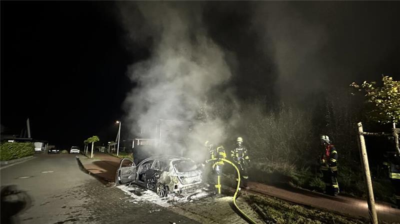 Feuerwehreinsatz: Auto in Himmelpforten steht in Flammen Blick auf die Einsatzstelle.