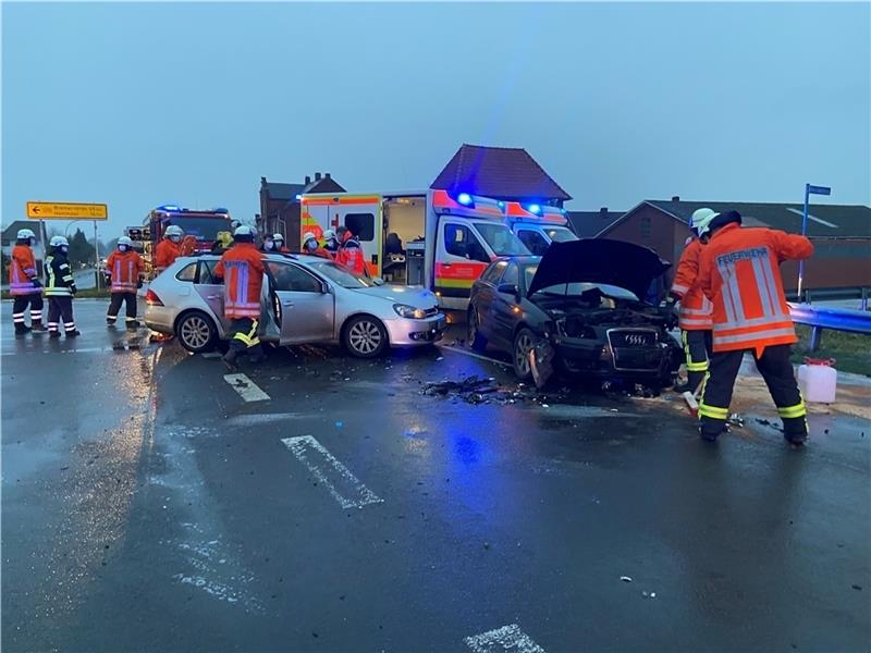 Blick auf die Einsatzstelle: Auf der Kreuzung waren zwei Pkw frontal kollidiert. Foto: Viehmann