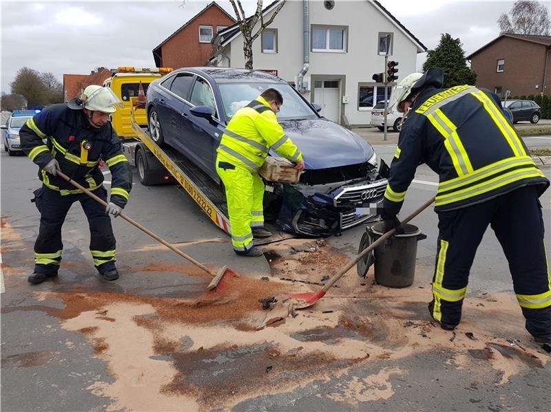 Behinderungen nach Unfall an Fredenbecker Hauptkreuzung Blick auf die Einsatzstelle: Der Audi A6 nahm bei dem Unfall schweren Schaden. Fotos: Beneke