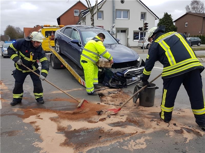 Blick auf die Einsatzstelle: Der Audi A6 nahm bei dem Unfall schweren Schaden. Fotos: Beneke