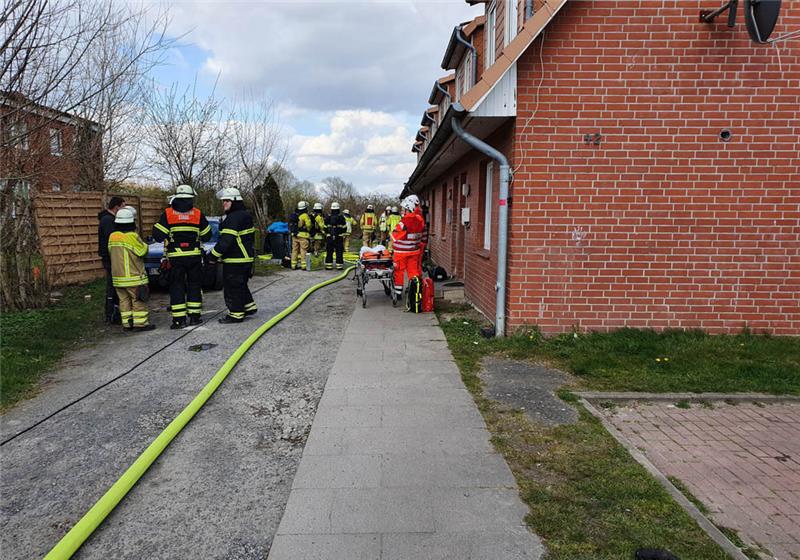 Feuer in Reihenhaus am Bullenhof in Stade Blick auf die Einsatzstelle am Bullenhof in Stade. 40 Feuerwehrleute waren vor Ort. Foto: Beneke