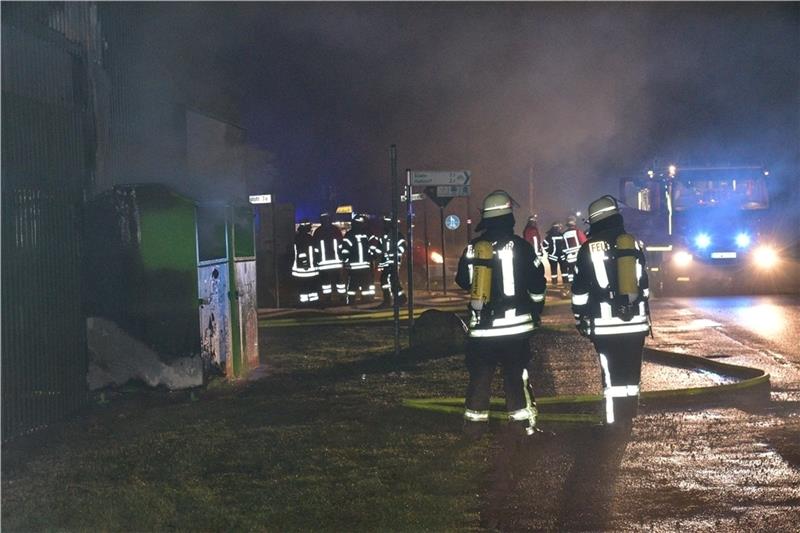 Blick auf die Einsatzstelle an der Alten Dorfstraße in Mittelsdorf: Der Brand ging von dem angezündeten Altkleidercontainer (links) aus. Foto: Beneke