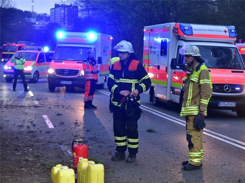 •Blick auf die Einsatzstelle an der Bundesstraße: Feuerwehr, Rettungsdienst und Polizei sind vor Ort. Foto: Beneke