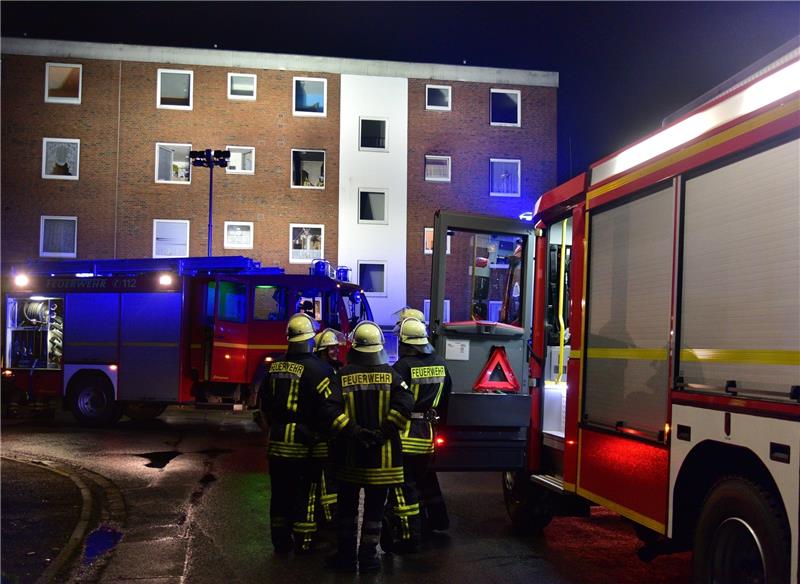 Blick auf die Einsatzstelle an der Hohen Straße in Drochtersen: In einer Wohnung im zweiten Obergeschoss brannte die Küche. Foto Beneke