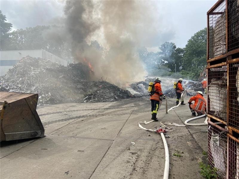 Blick auf die Einsatzstelle beim Recyclingbetrieb Karl Meyer in Wischhafen. Fotos: Viehmann