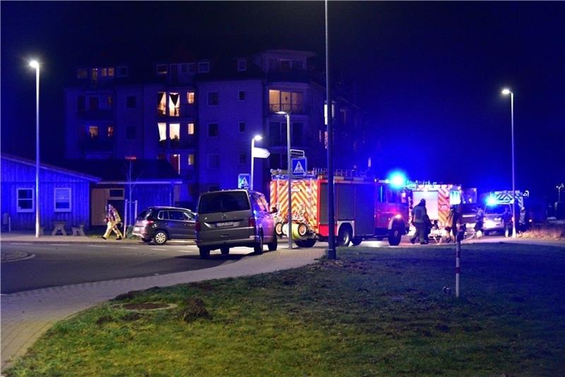 Blick auf die Einsatzstelle im Altländer Viertel in Stade: Die Feuerwehr ist mit einem Großaufgebot vor Ort. Foto: Beneke