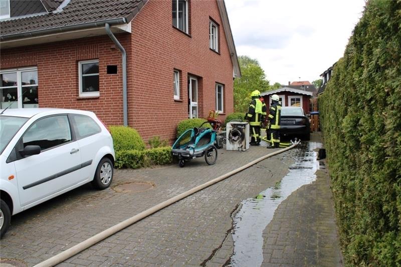Blick auf die Einsatzstelle in Ahlerstedt. Eine Waschmaschine im Keller des Wohnhauses war in Brand geraten. Foto: Bockelmann