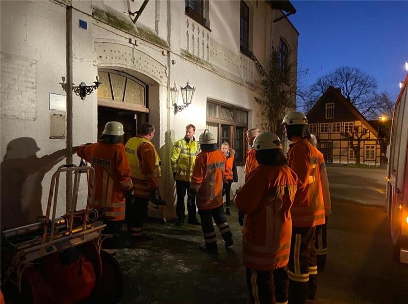 Blick auf die Einsatzstelle in Freiburg: In dem ehemaligen Hotel Kehdinger Hof war ein Feuer ausgebrochen. Foto: Viehmann