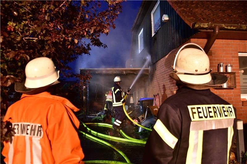 Blick auf die Einsatzstelle in Helmste: Das Feuer drohte auf das Wohnhaus überzugreifen. Foto: Beneke