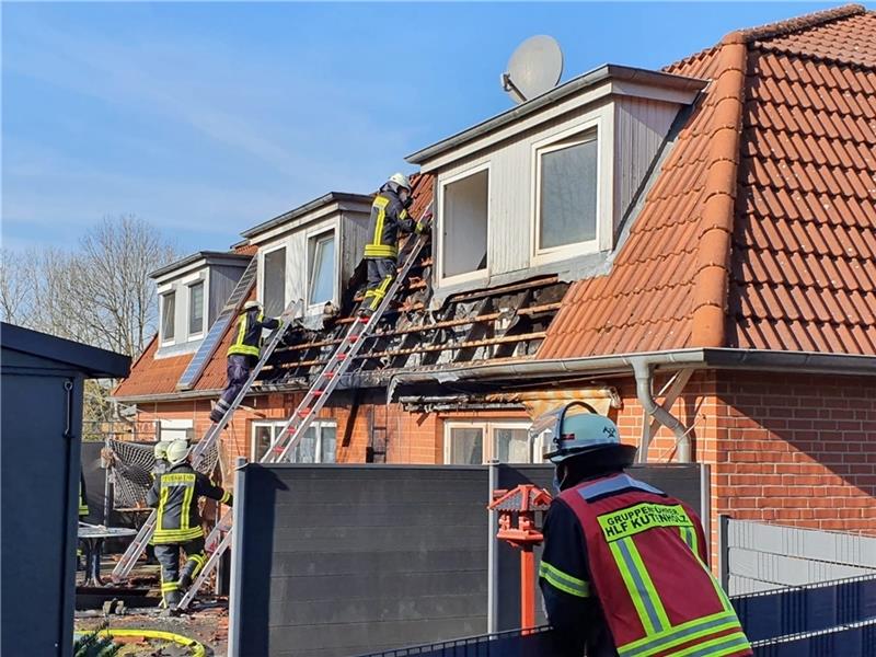 Feuerwehr rettet Wohnhaus in Mulsum Blick auf die Einsatzstelle in Mulsum: Das Feuer zog in den Dachstuhl hoch. Foto: Beneke