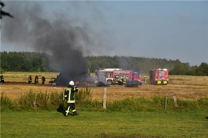 Blick auf die Einsatzstelle in der Feldmark bei Ruschwedel: Beim Eintreffen der Feuerwehr brennt die Maschine bereits in voller Ausdehnung. Die Flammen haben auf den Acker übergegriffen. Fotos: Beneke/Cohrs