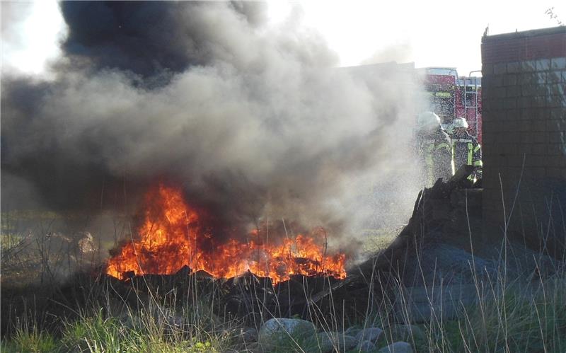 Blick auf die Einsatzstelle in der Feldmark bei Wangersen: An einem Lagerschuppen ist ein Feuer ausgebrochen. Foto: Feuerwehr