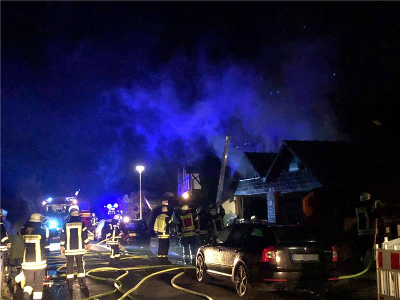 Blick auf die Einsatzstelle in der Siedlung am Schilfgraben: Hier brannte eine Garage, in der ein Porsche stand. Foto: Grote