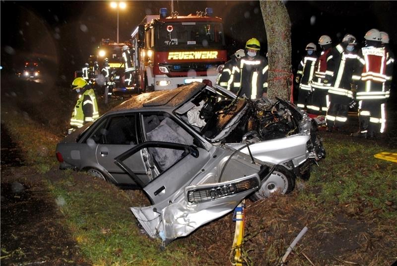 Blick auf die Einsatzstelle zwischen Harsefeld und Griemshorst: Der Audi 80 ist total zertrümmert. Foto: Kachmann