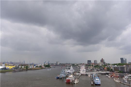 Blick auf die Elbe und den Hafen an der Überseebrücke.