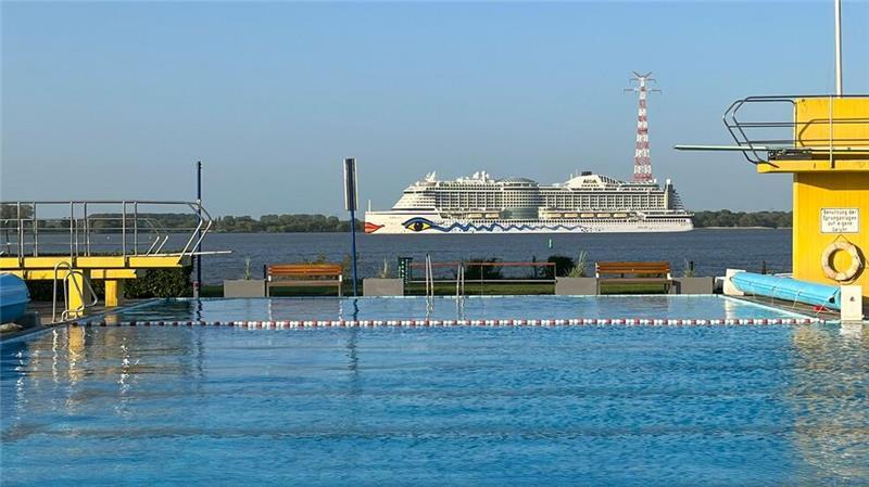 Blick auf die Elbe und die großen Schiffe - im Freibad in Twielenfleth.