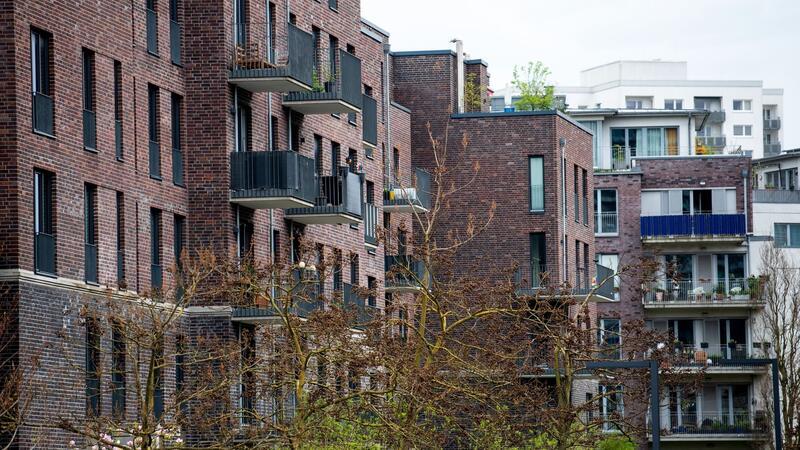 Preise für Immobilien und Grundstücke in Hamburg gefallen Blick auf die Fassaden von Mehrfamilienhäusern.