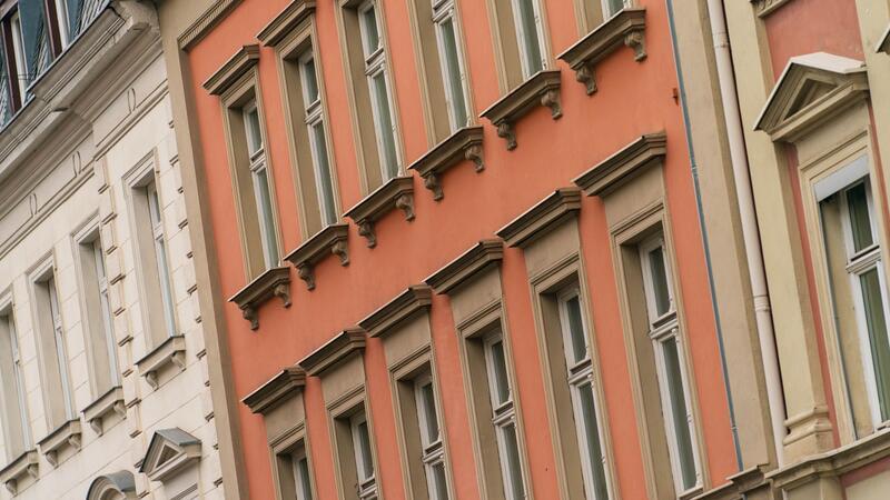 Blick auf die Fassaden von Wohnhäusern.