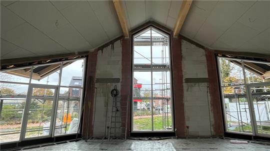 Blick auf die Fensterfront des neuen Gemeindesaals in Himmelpforten (Archiv).