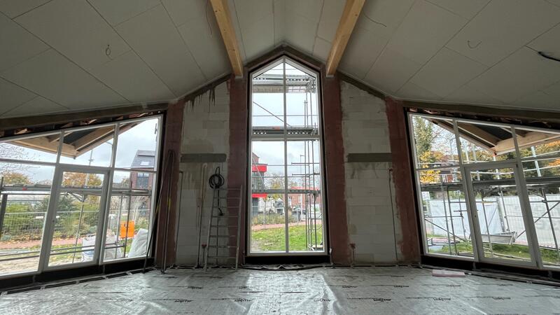 Blick auf die Fensterfront im neuen Gemeindesaal.