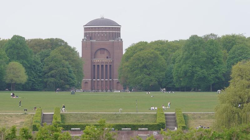 Blick auf die Festwiese im Stadtpark. Im Zusammenhang mit der gemeinschaftlichen Vergewaltigung einer 15-Jährigen müssen sich zehn Männer vor einer Jugendkammer am Landgericht Hamburg verantworten.